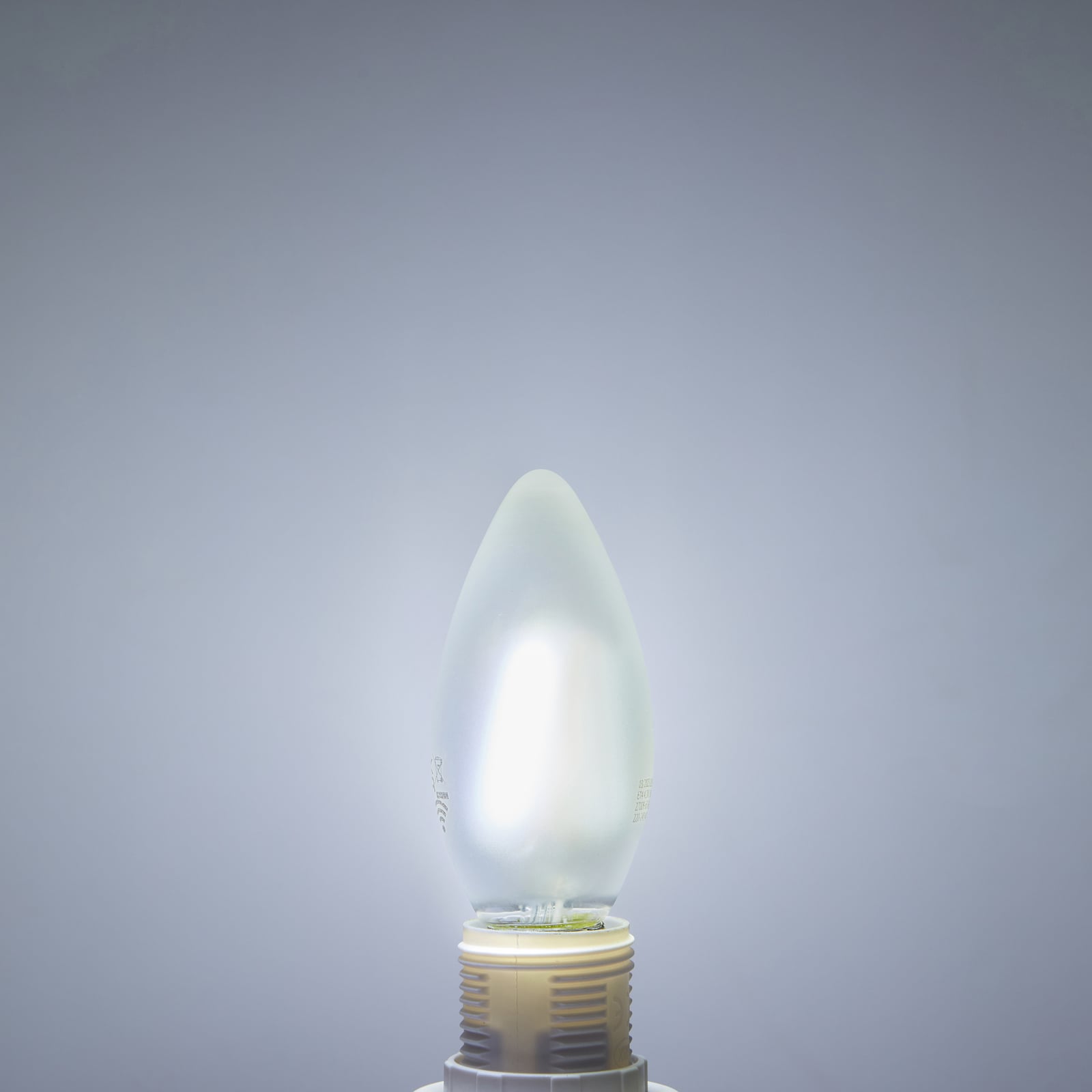 Smart LED-pære kronelysform E14 4,2W CCT dimbar matt Tuya - LUUMR bakside