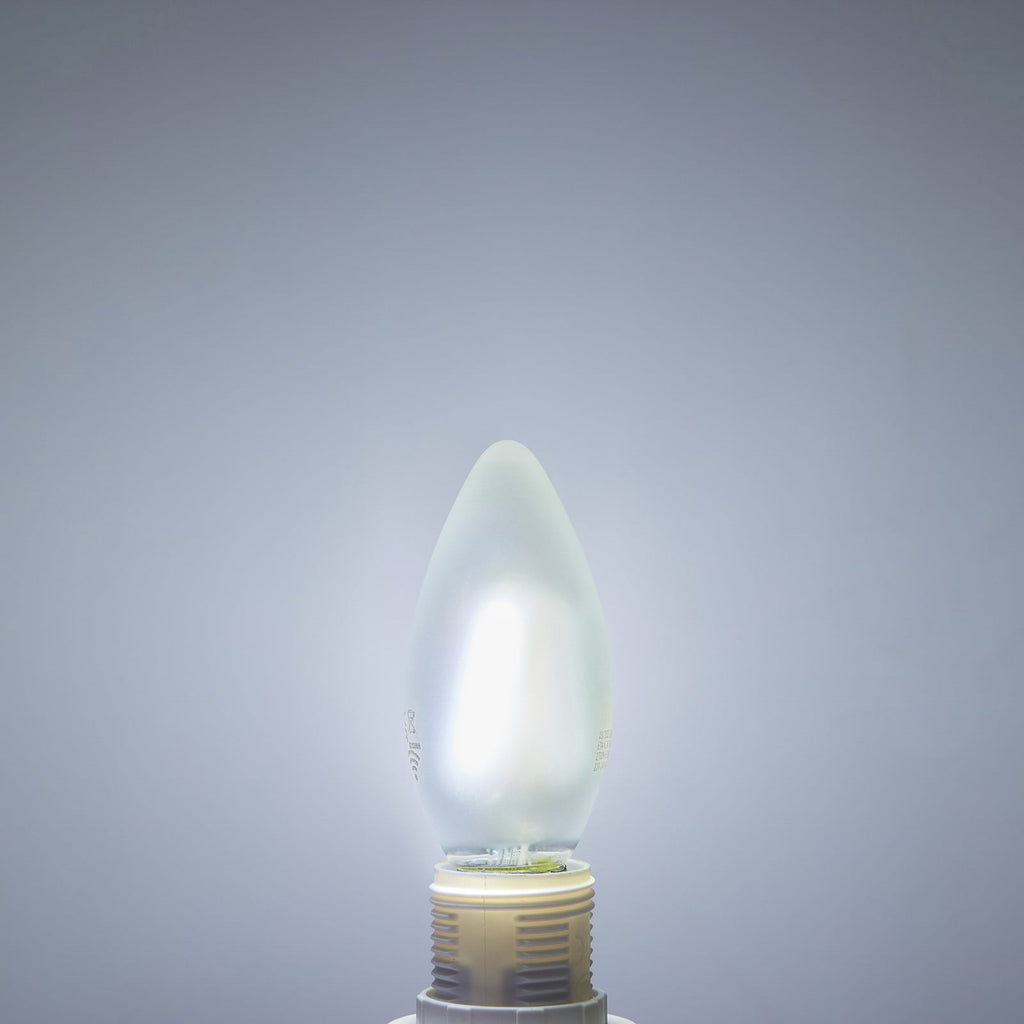 Smart LED-pære kronelysform E14 4,2W CCT dimbar matt Tuya - LUUMR montert