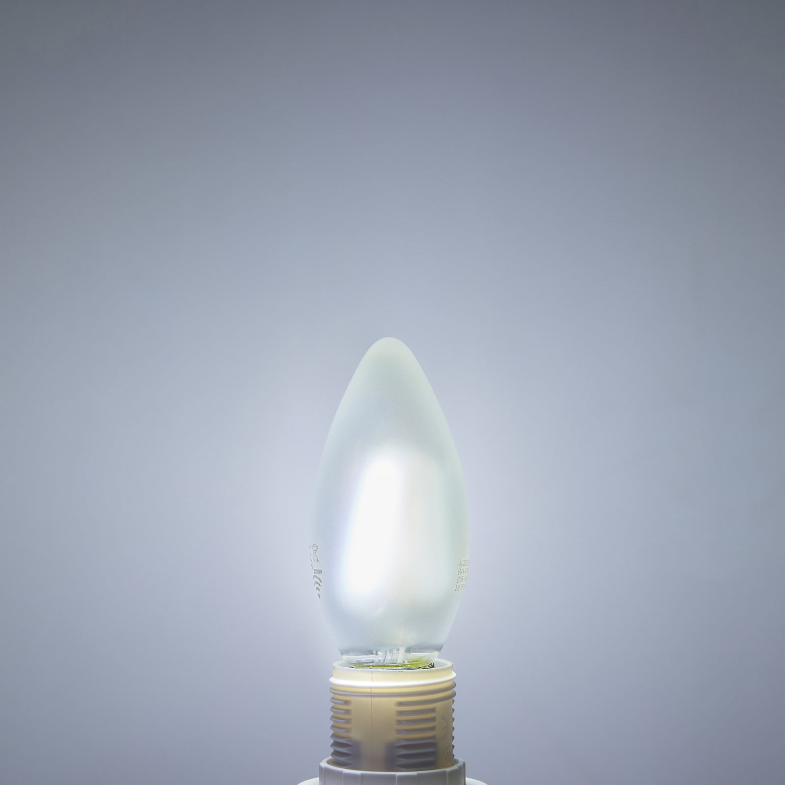 Smart LED-pære kronelysform E14 4,2W CCT dimbar matt Tuya - LUUMR montert