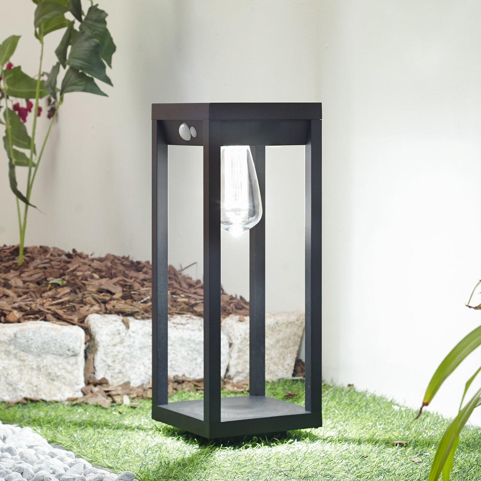 Smart LED solcelle-stolpelampe Enea med sensor fra Lindby forfra