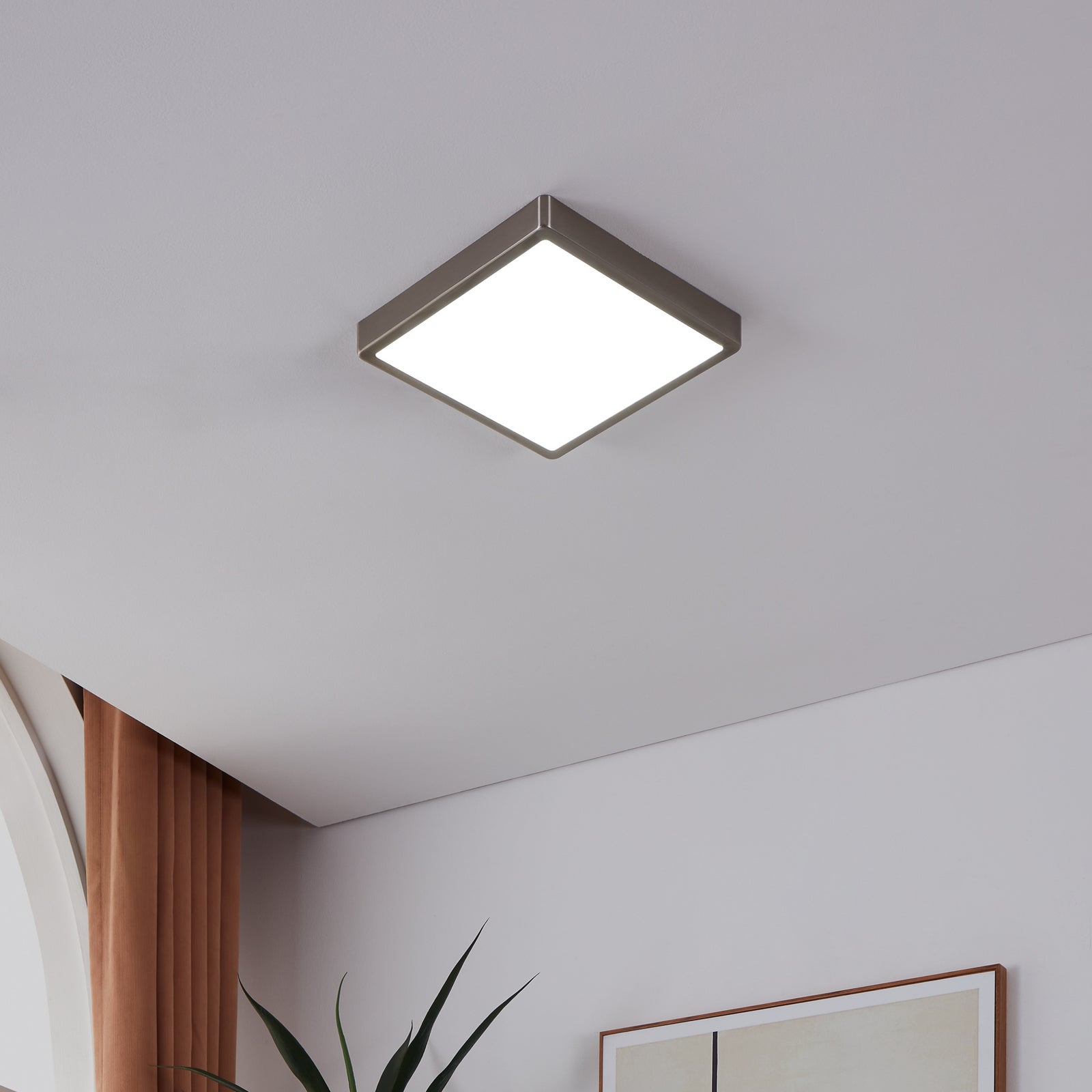 Smart LED taklampe Fueva-Z matt nikkel montert i rom