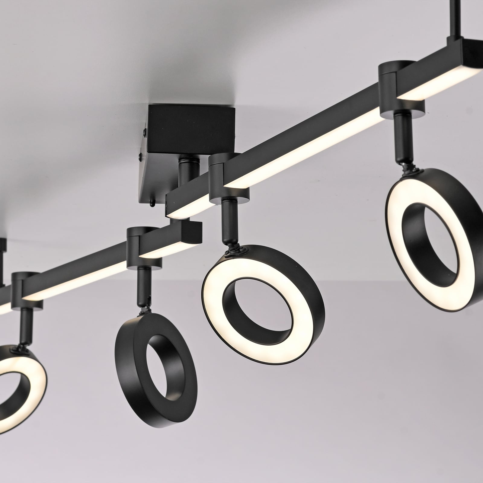 Smart LED-taklampe LOLAsmart Bileda 4-lys svart RGB CCT nærbilde av lys