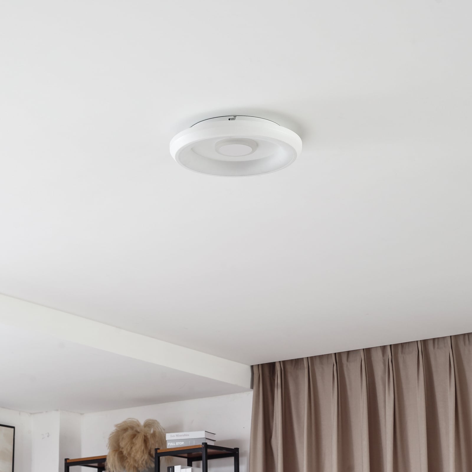 Smart LED-taklampe Lynden RGB dimbar hvit detalj av lampe