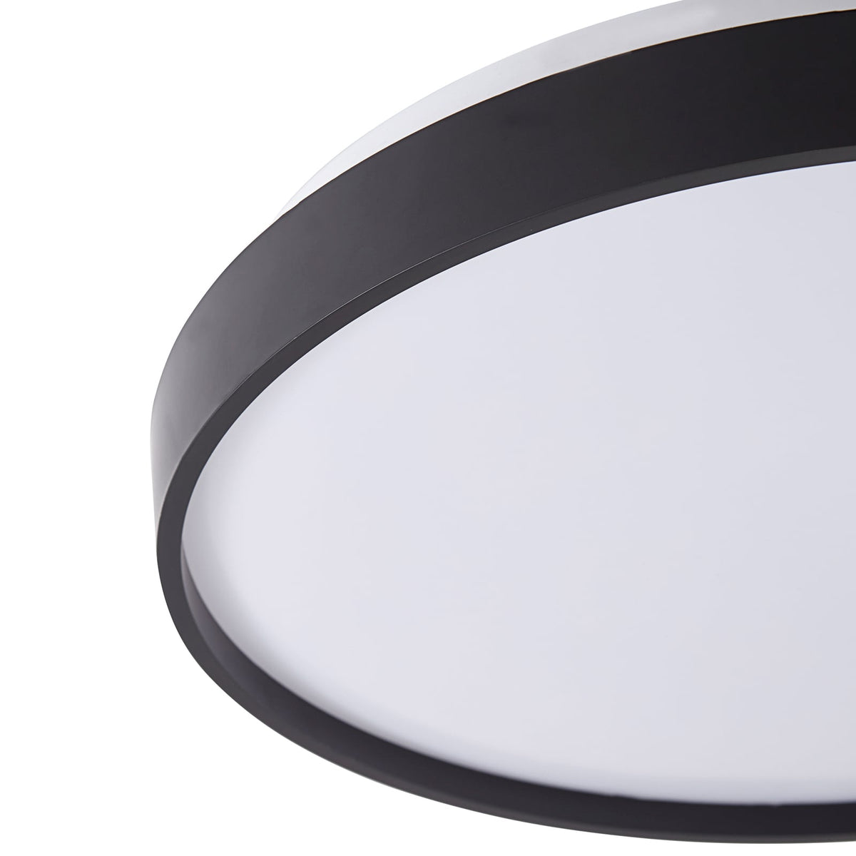 Nærbilde av lampeoverflate på Smart LED-taklampe Mirren svart metall RGB CCT