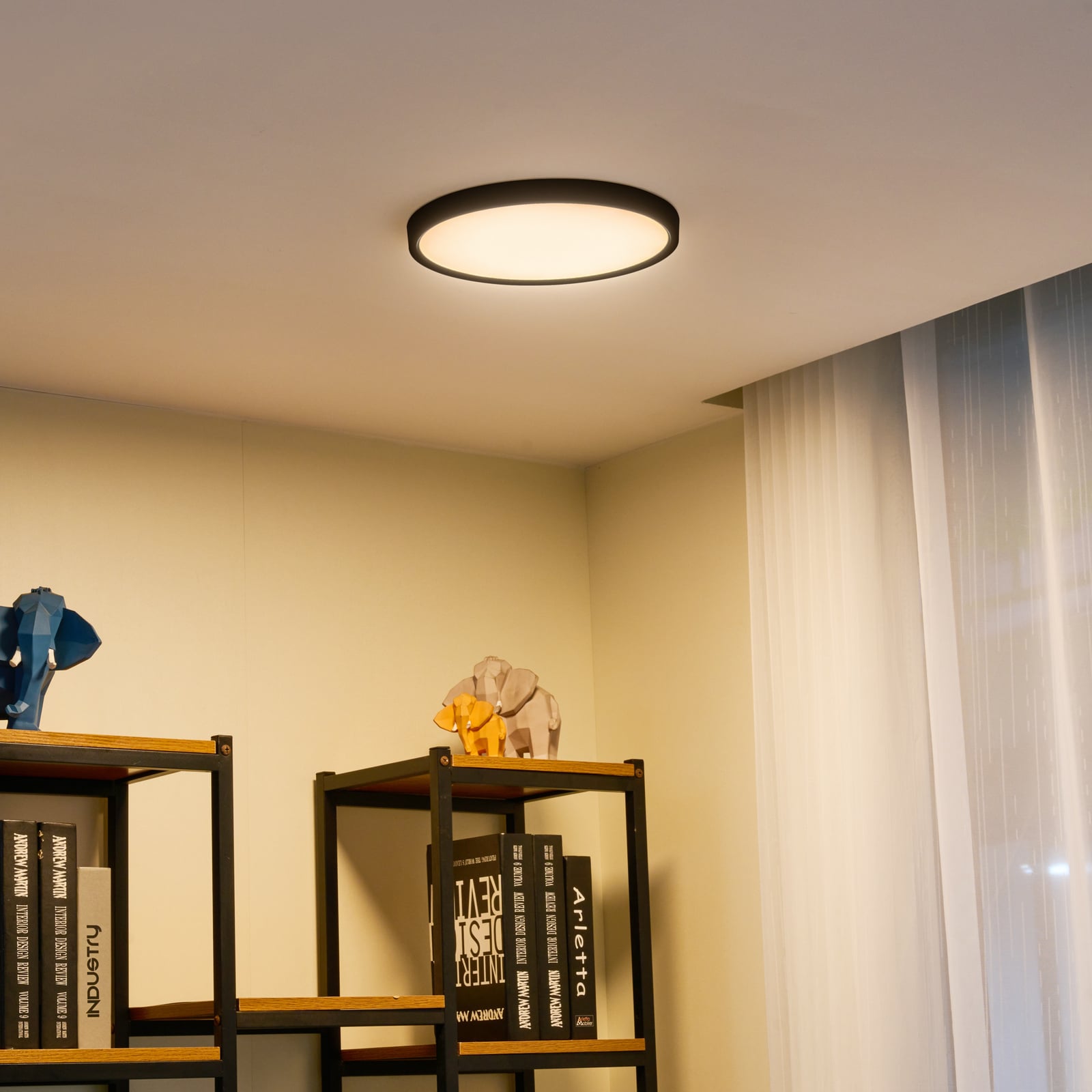 Smart LED-taklampe Pravin svart forfra