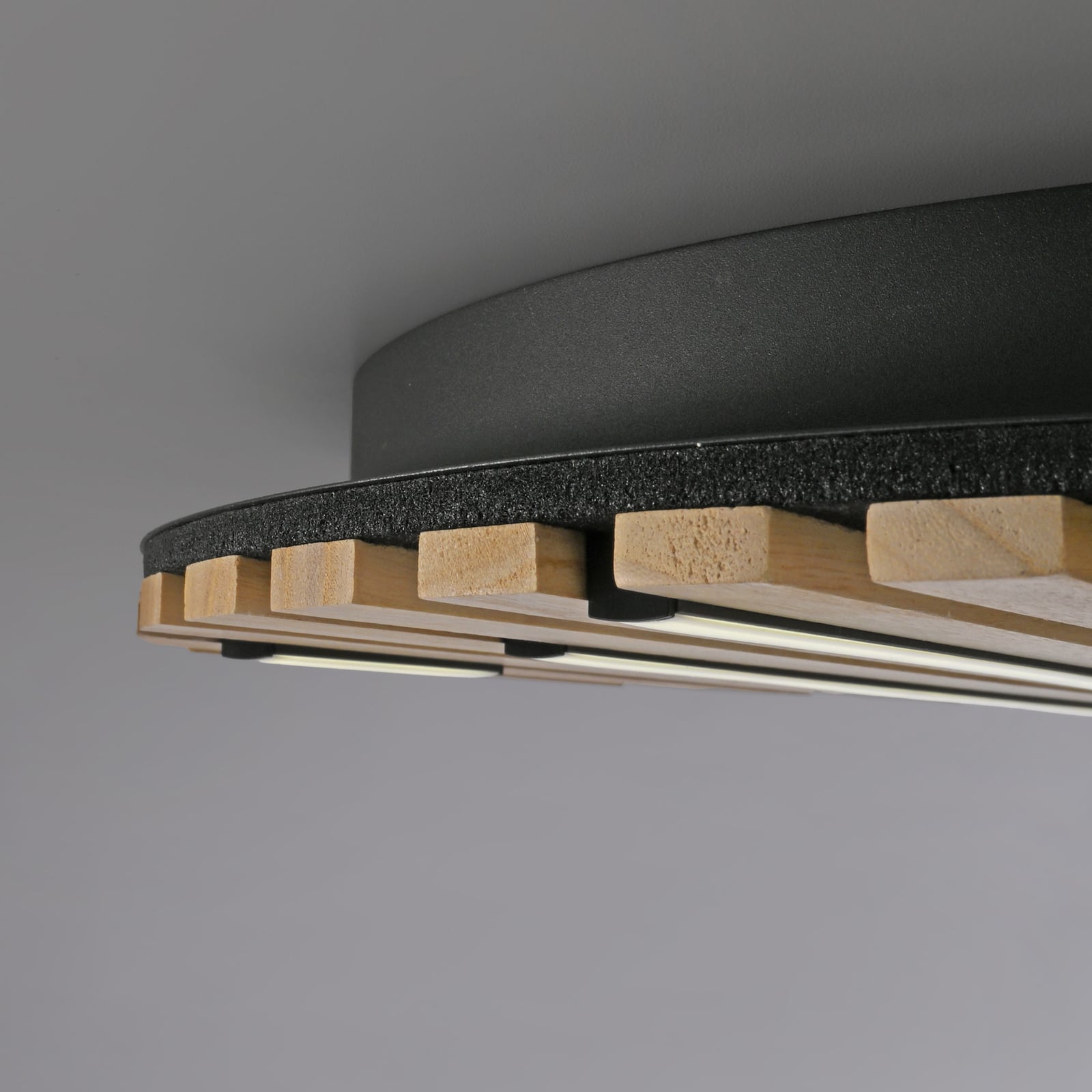 Smart LED taklampe Q-Akustik tre/svart dimbar Ø60 cm montert i rom