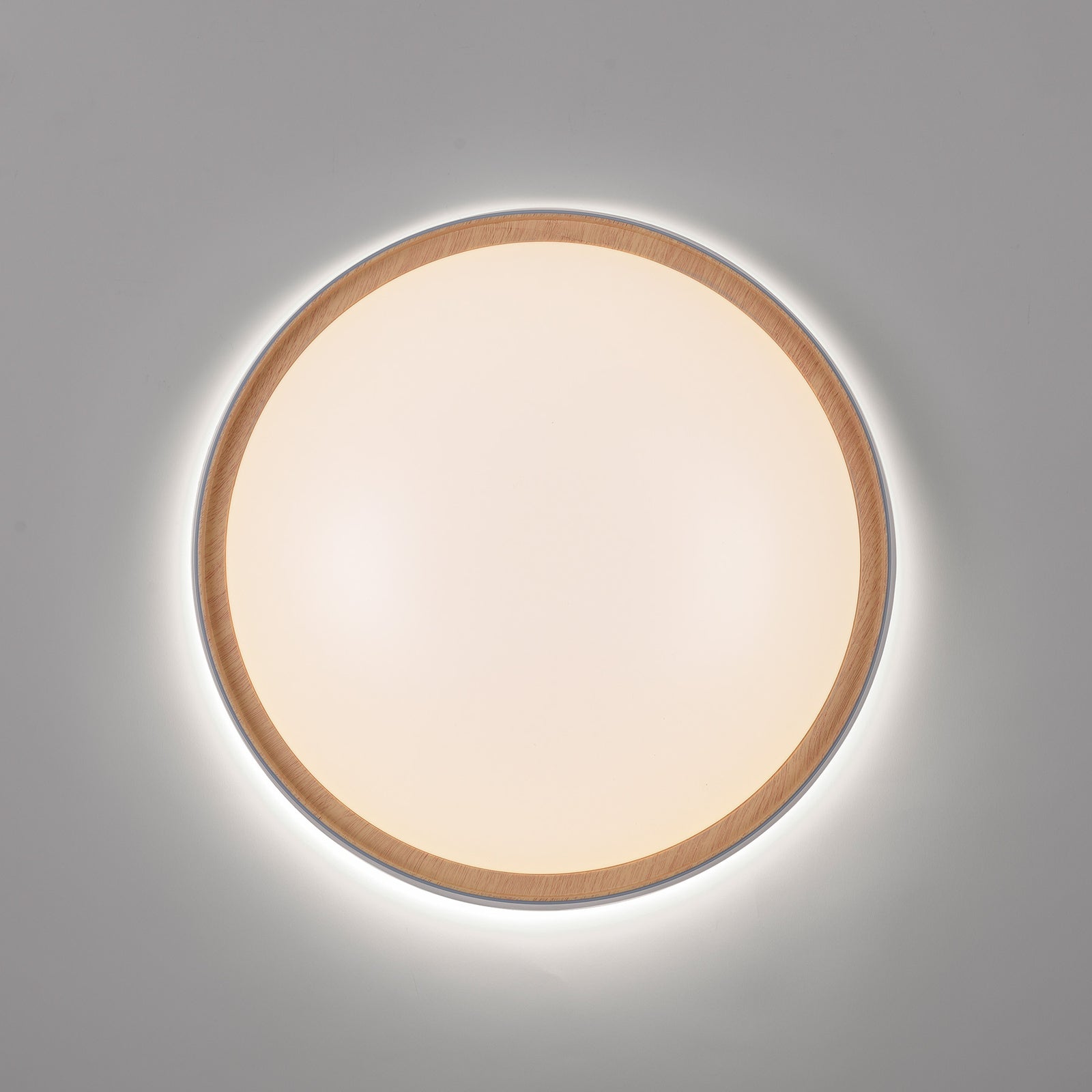 Smart LED-taklampe Q-EMILIA grå/tre montert i rom