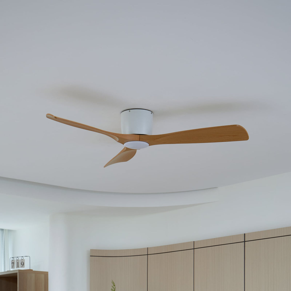Smart LED takvifte Moneno dimbar hvit/tre Ø131 cm CCT Tuya forfra