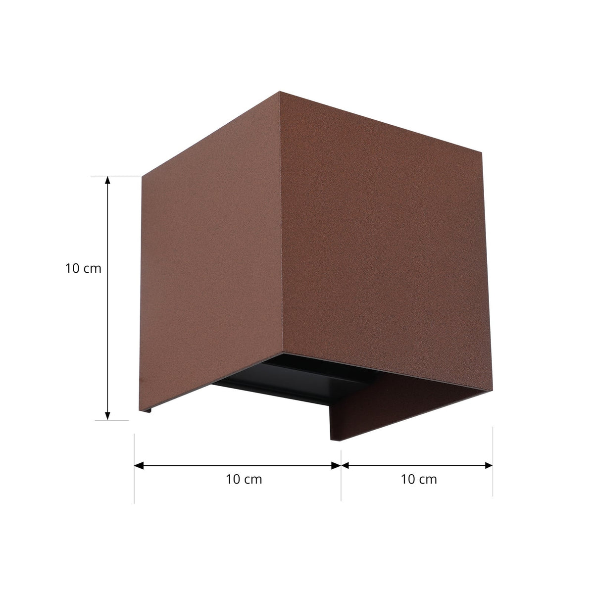 Smart LED utevegglampe Dara montert på vegg ute i rustfarget design