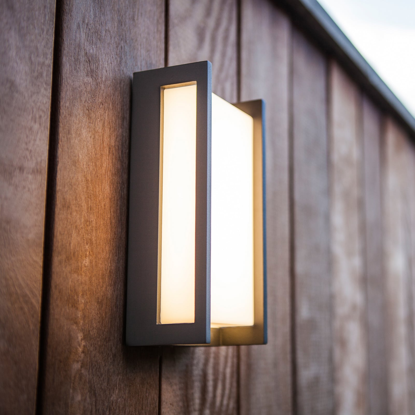 Smart LED utevegglampe Qubo RGBW antrasitt fra forfra