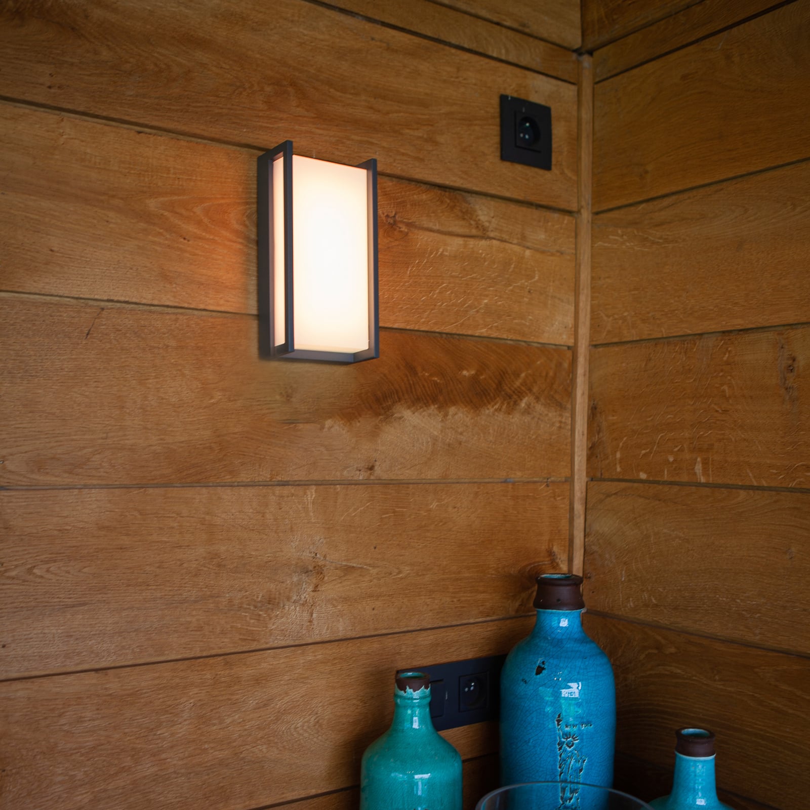 Smart LED utevegglampe Qubo RGBW antrasitt detalj av diffusor
