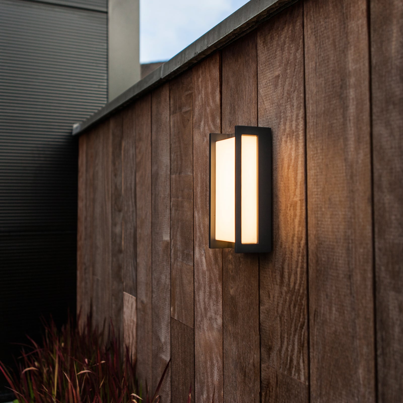 Smart LED utevegglampe Qubo RGBW antrasitt nærbilde av lampe