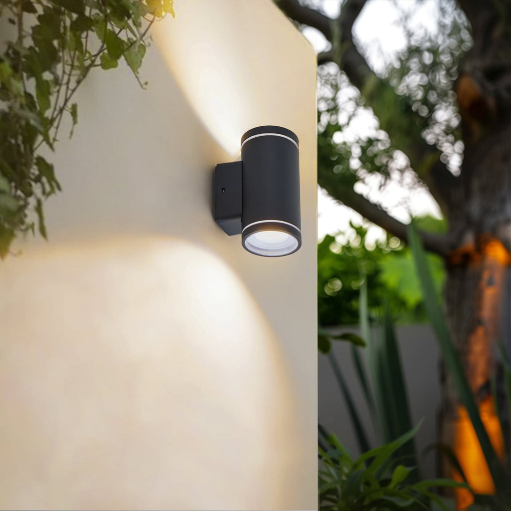 Smart LED utevegglampe Valtin CCT RGB rustfritt stål IP54 montert på vegg