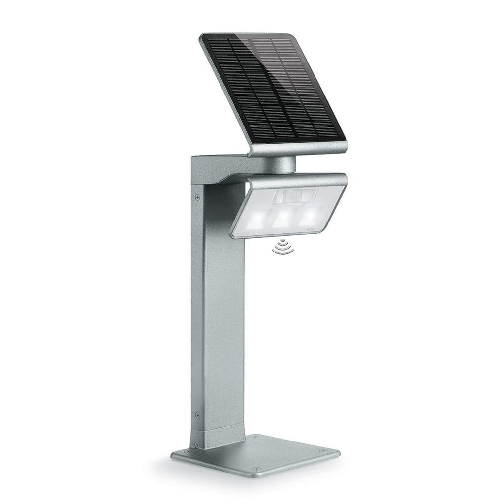 Solar LED pullertlys XSolar GL-S med bevegelsessensor sølv IP44 montert i hage