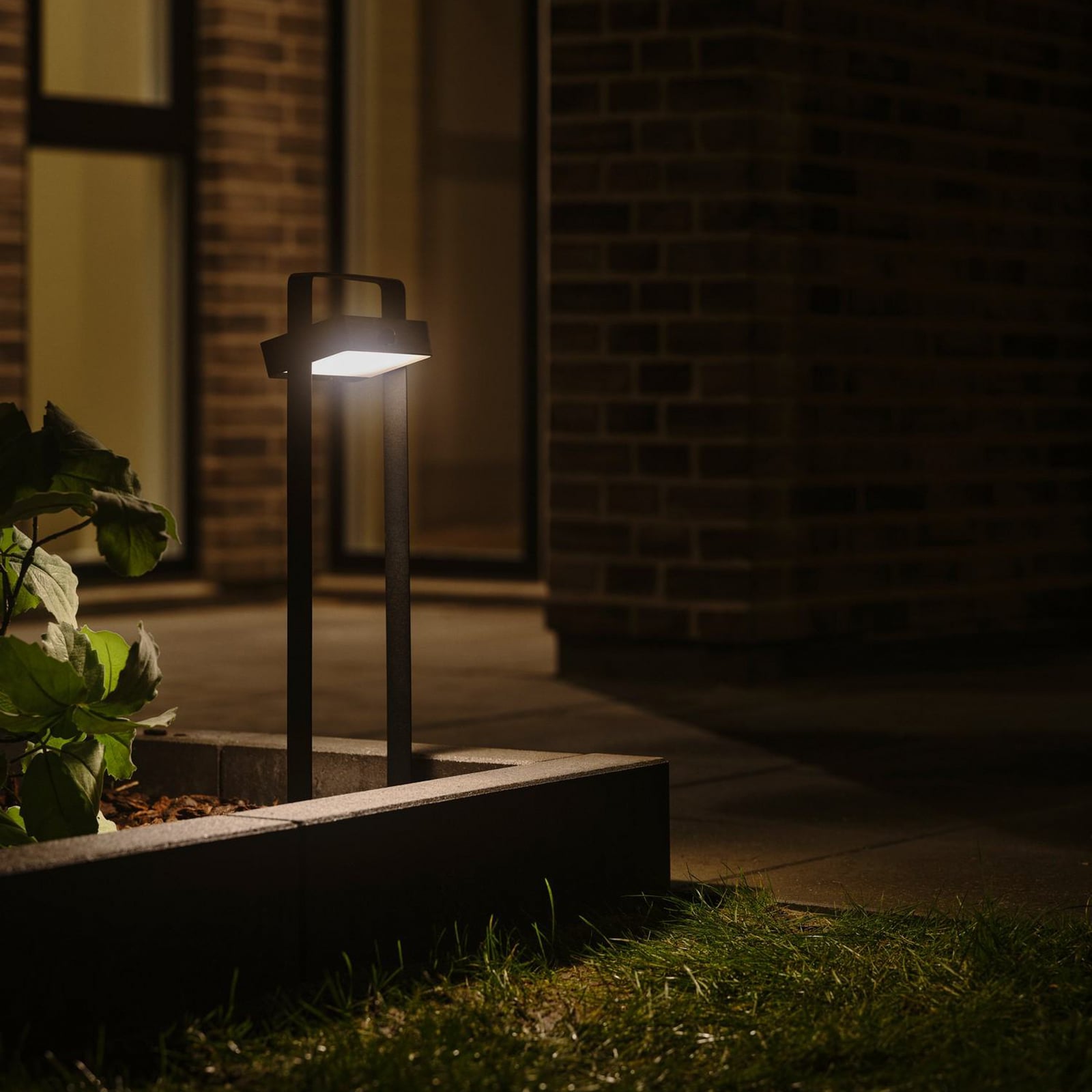 Solar LED sti-lampe Saulio svart aluminium bakside