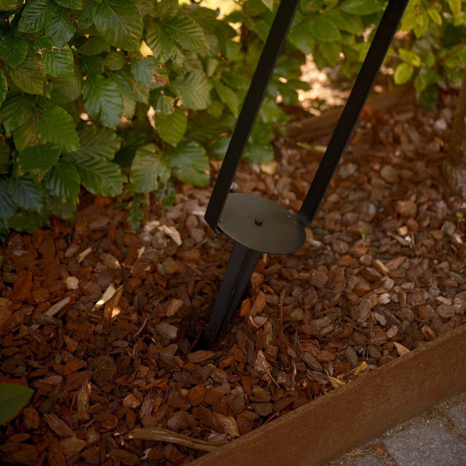 Solar LED sti-lampe Saulio svart aluminium montert i hage