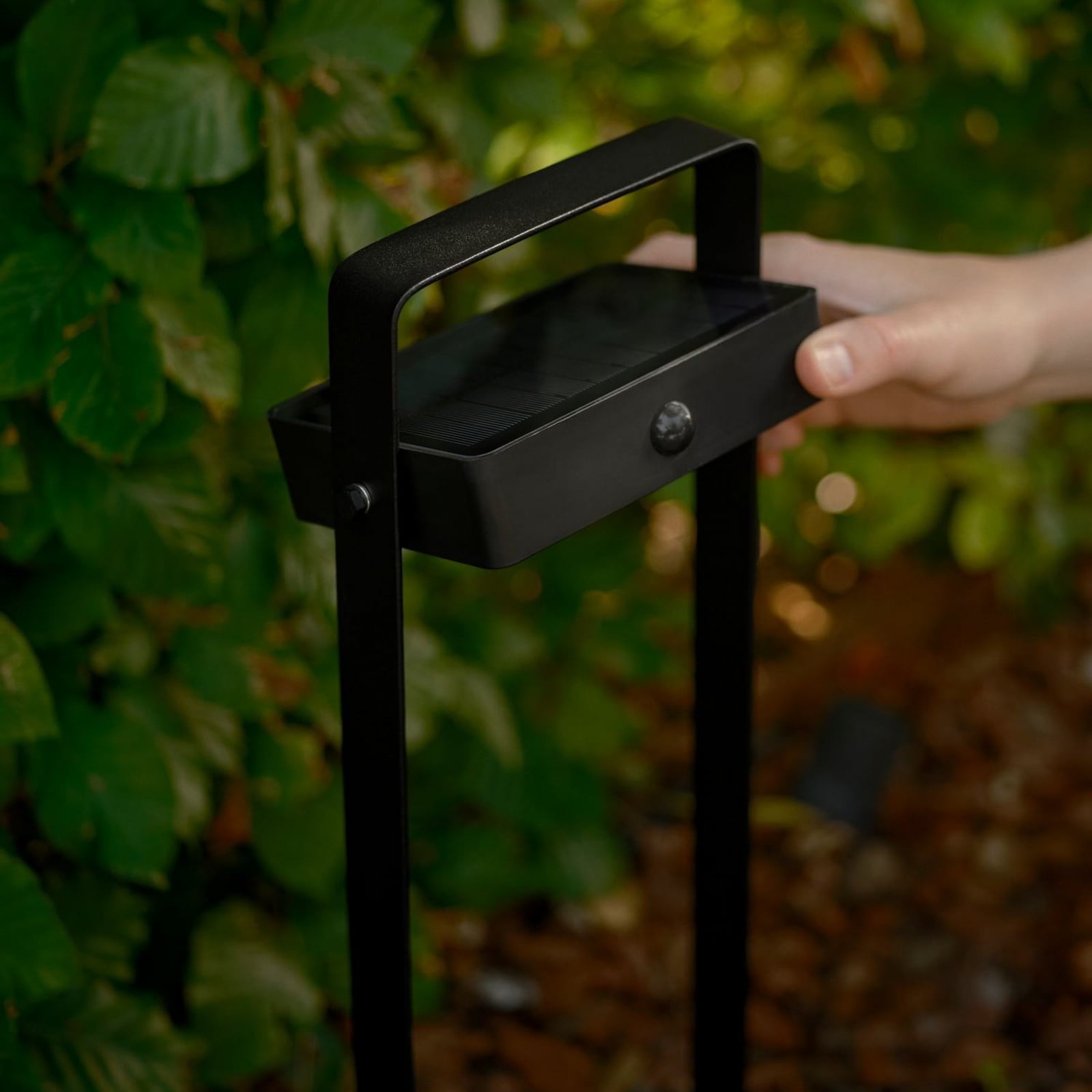 Nærbilde av Solar LED sti-lampe Saulio svart aluminium