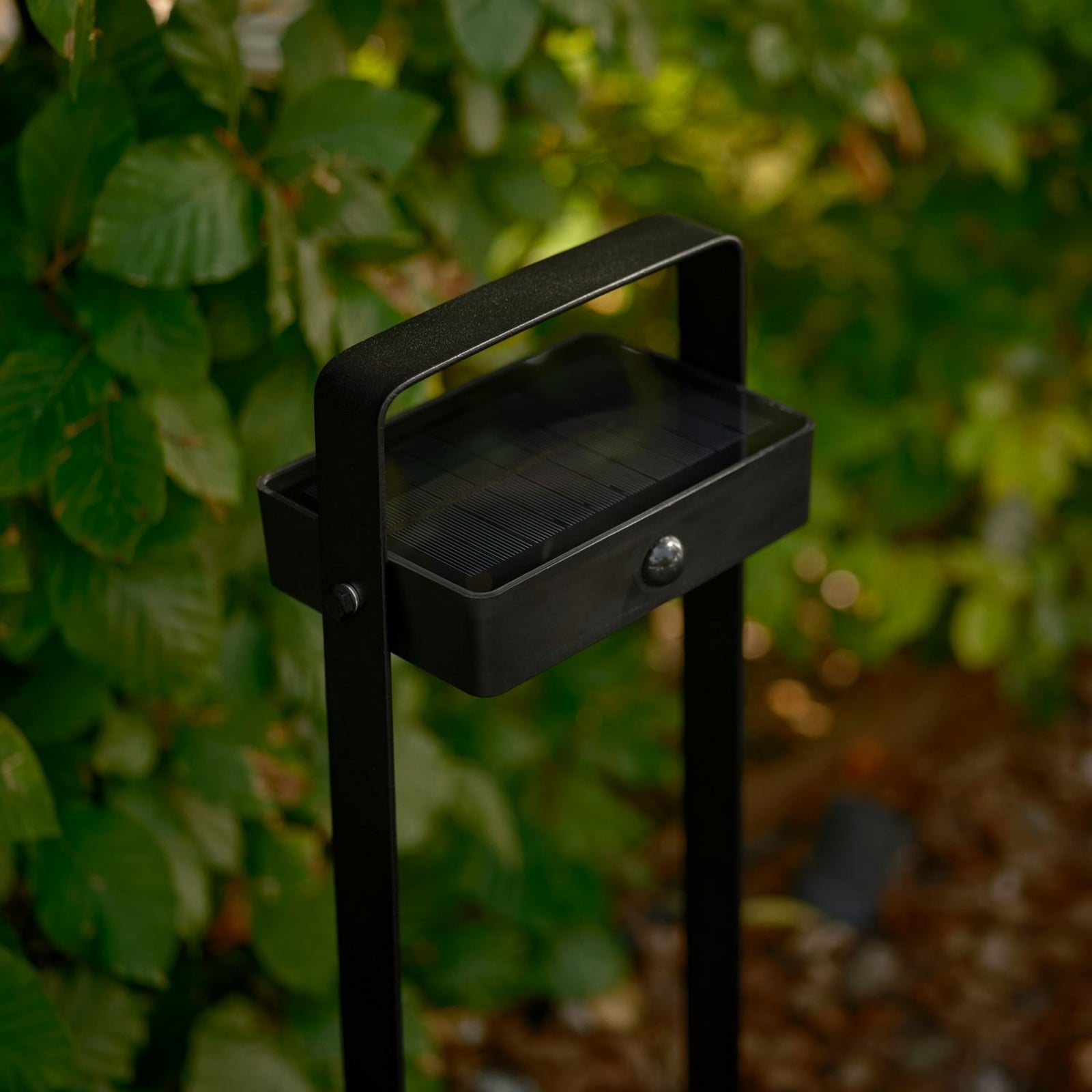 Solar LED sti-lampe Saulio svart aluminium lysdetalj