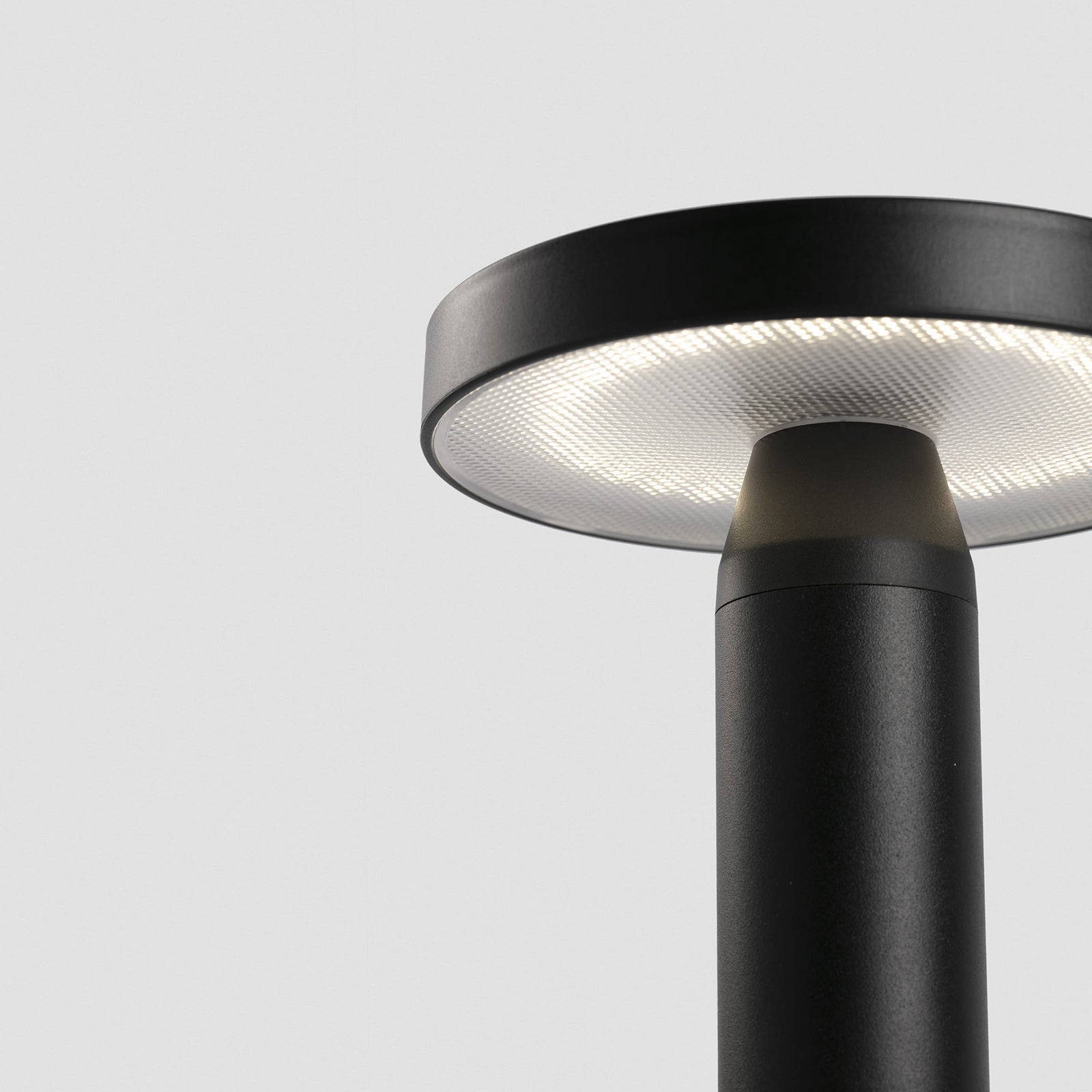 Solcelle-LED-bordlampe Cairo dimbar svart montert på terrasse