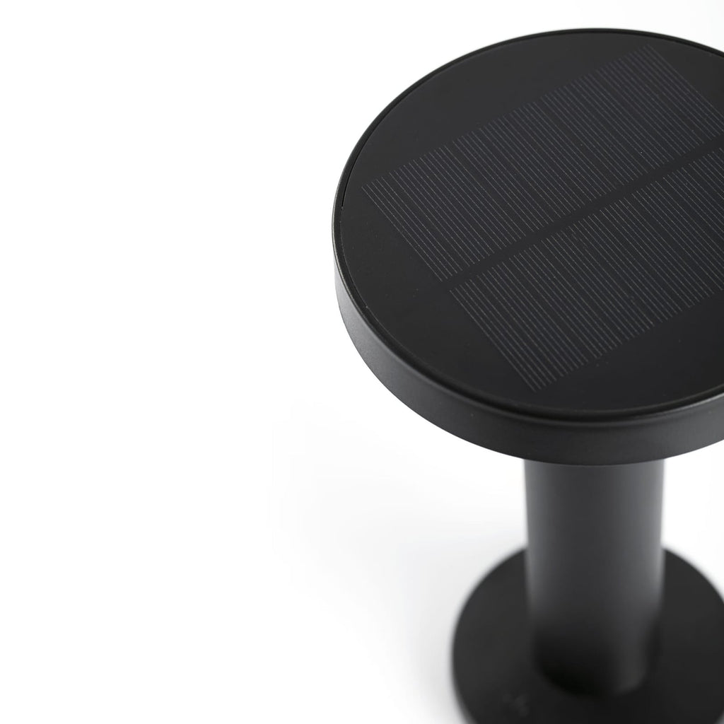 Solcelle-LED-bordlampe Cairo dimbar svart nærbilde av solcellepanel