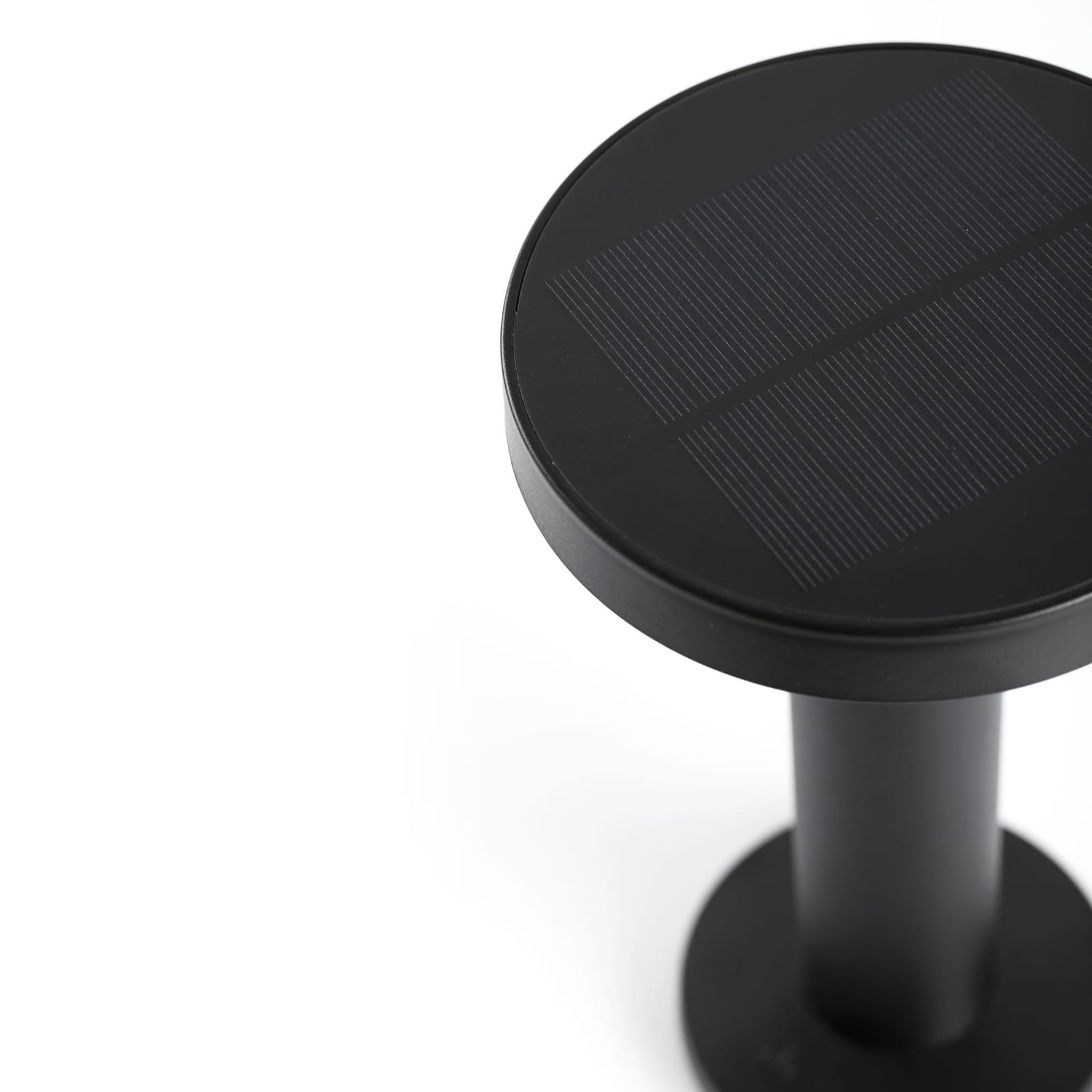 Solcelle-LED-bordlampe Cairo dimbar svart nærbilde av solcellepanel