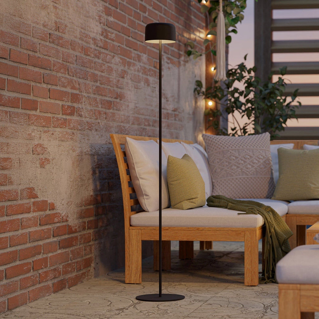 Solcelle-LED-terrasselampe Roccanova-L svart montert på terrasse