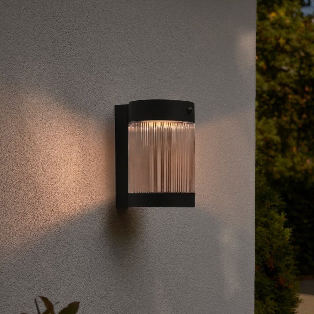 Solcelle utevegglampe Coupar med bevegelsessensor svart sett forfra