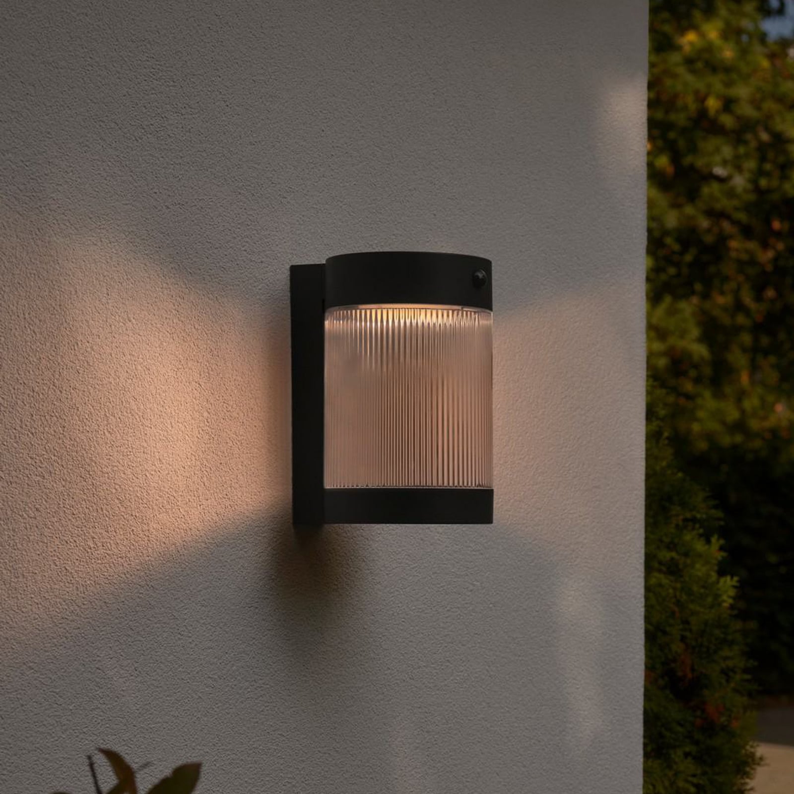 Solcelle utevegglampe Coupar med bevegelsessensor svart sett forfra