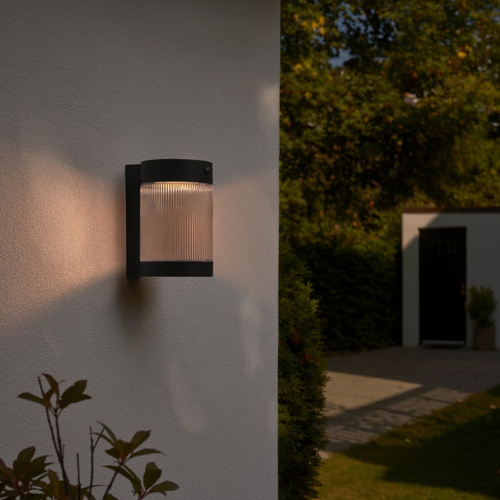 Solcelle utevegglampe Coupar med bevegelsessensor svart bakside