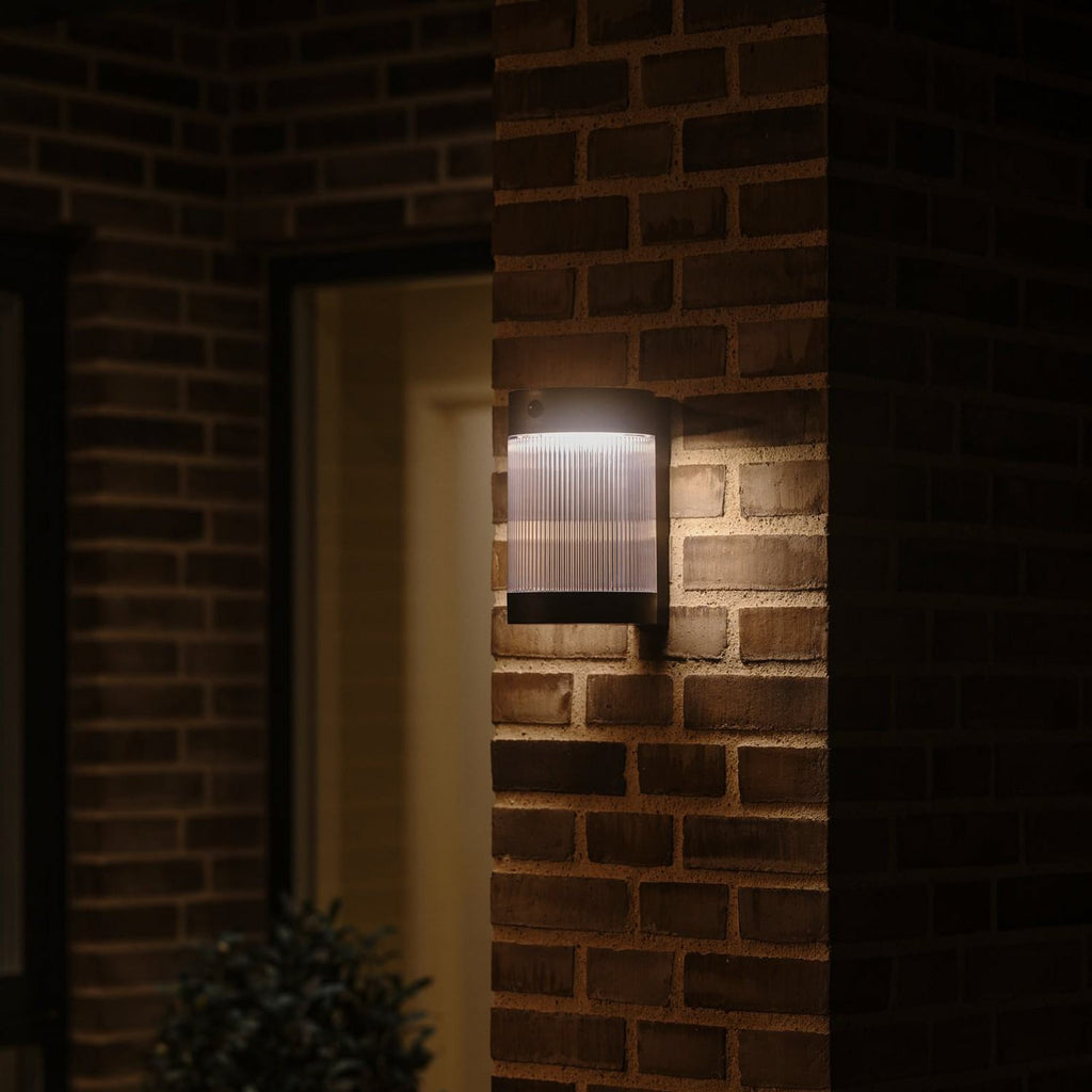 Detaljbilde av bevegelsessensor på Solcelle utevegglampe Coupar svart
