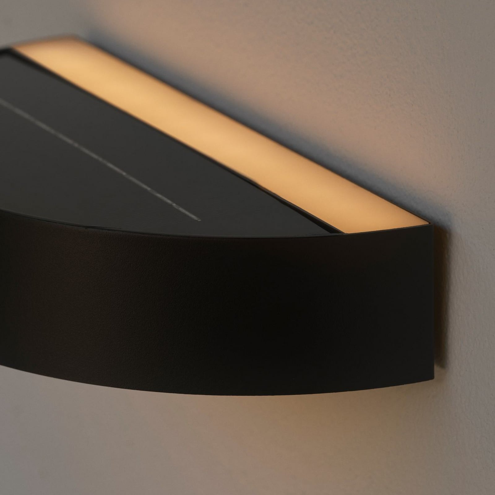 Sideprofil av Solcelle utevegglampe Monay Round svart