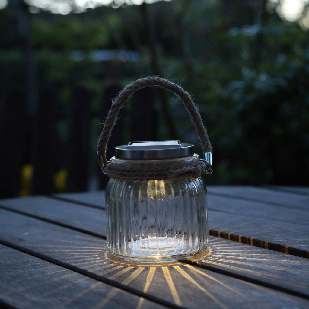 Solcellebordlampe Jar glass med skumringssensor IP44 i bruk på bord