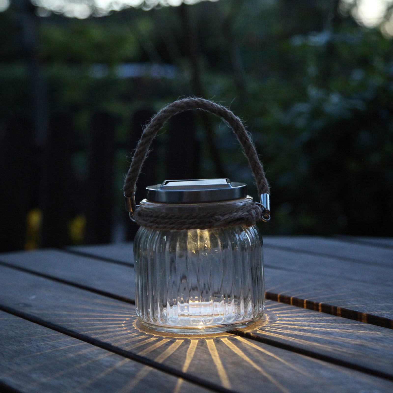 Solcellebordlampe Jar glass med skumringssensor IP44 i bruk på bord