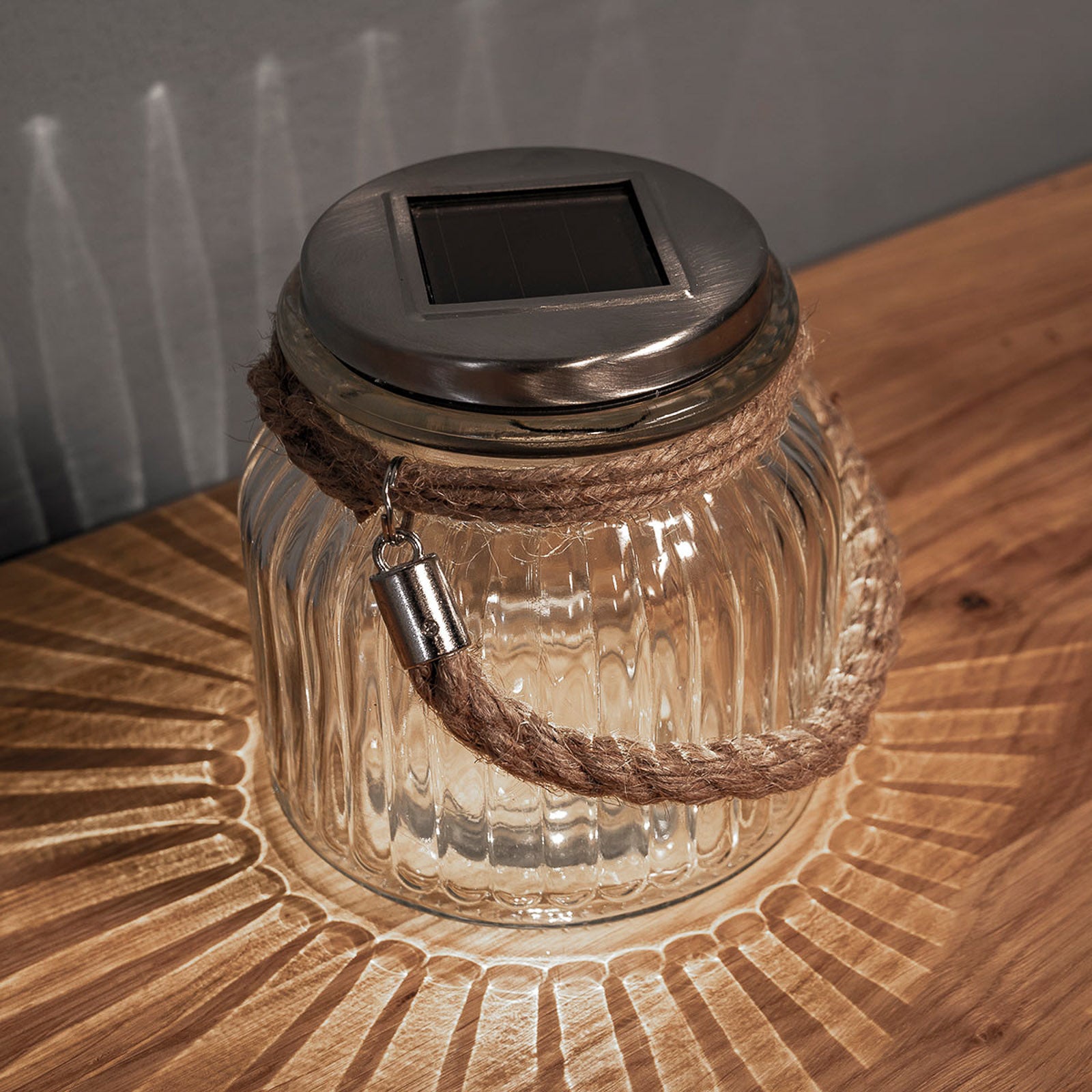 Solcellebordlampe Jar glass med skumringssensor IP44 lys i mørket