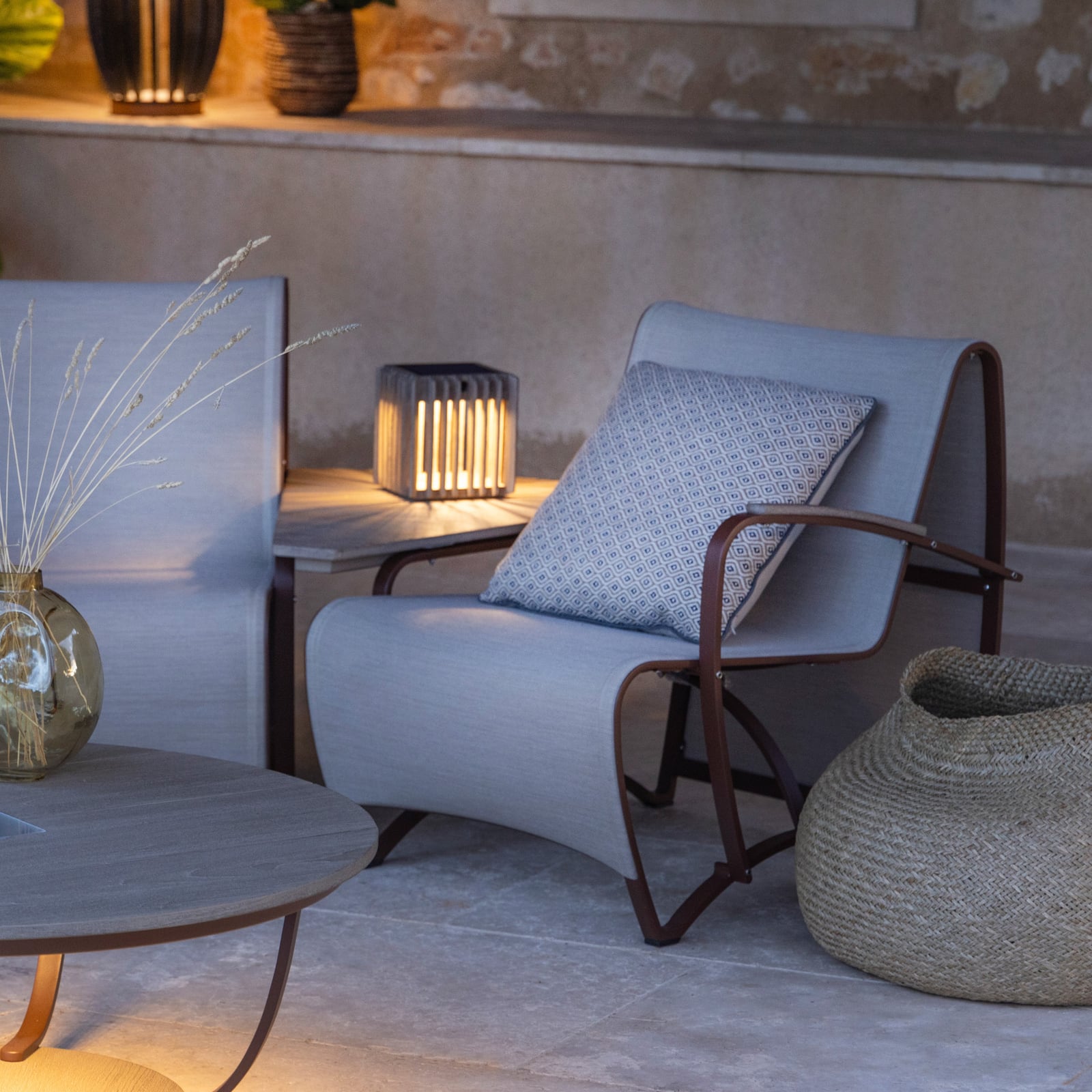 Solcellebordlampe LED Verti dimbar teak 3000K IP66 detalj av teak