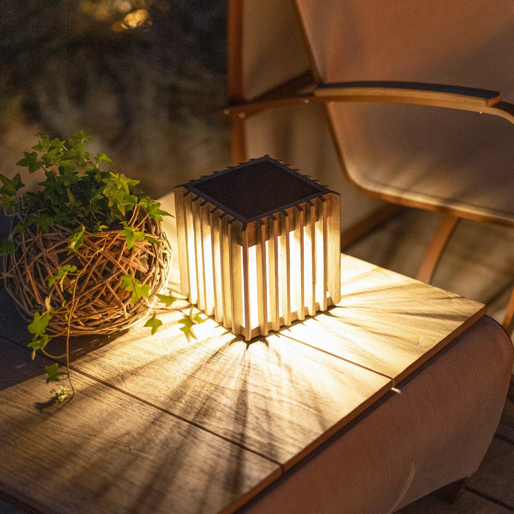 Solcellebordlampe LED Verti dimbar teak 3000K IP66 nærbilde av LED-lys