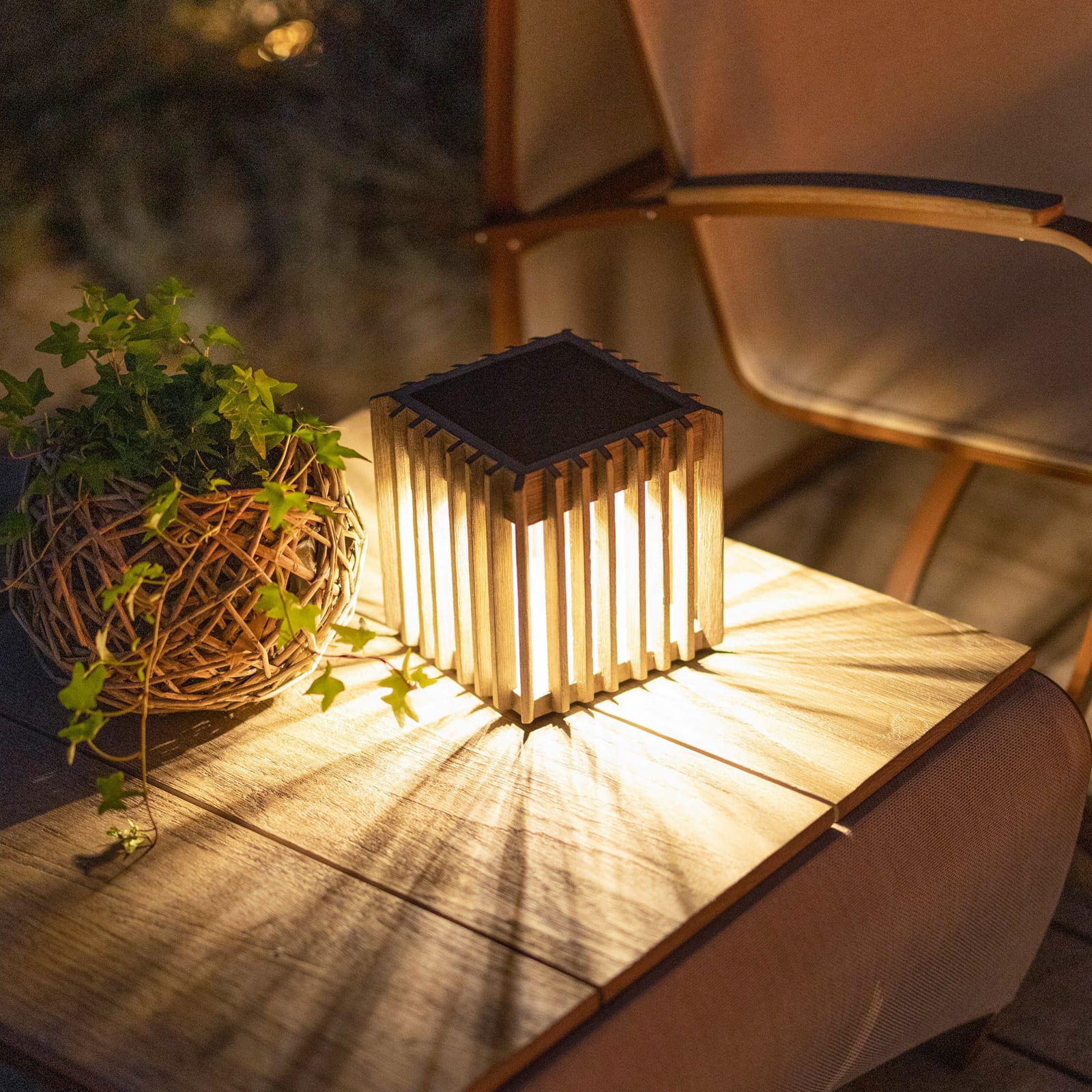 Solcellebordlampe LED Verti dimbar teak 3000K IP66 nærbilde av LED-lys
