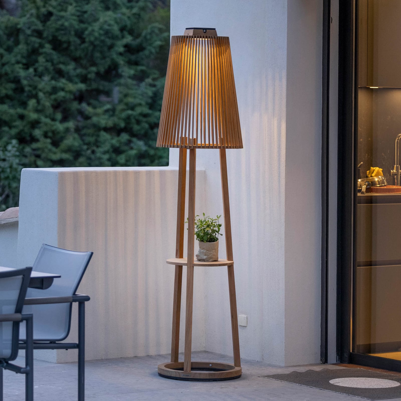 Solcellegulvlampe Tecka teak med bevegelsessensor IP55 forfra