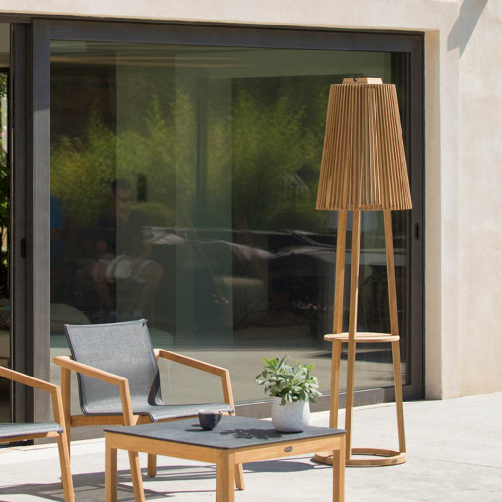Montert solcellegulvlampe Tecka teak med bevegelsessensor IP55 i hage