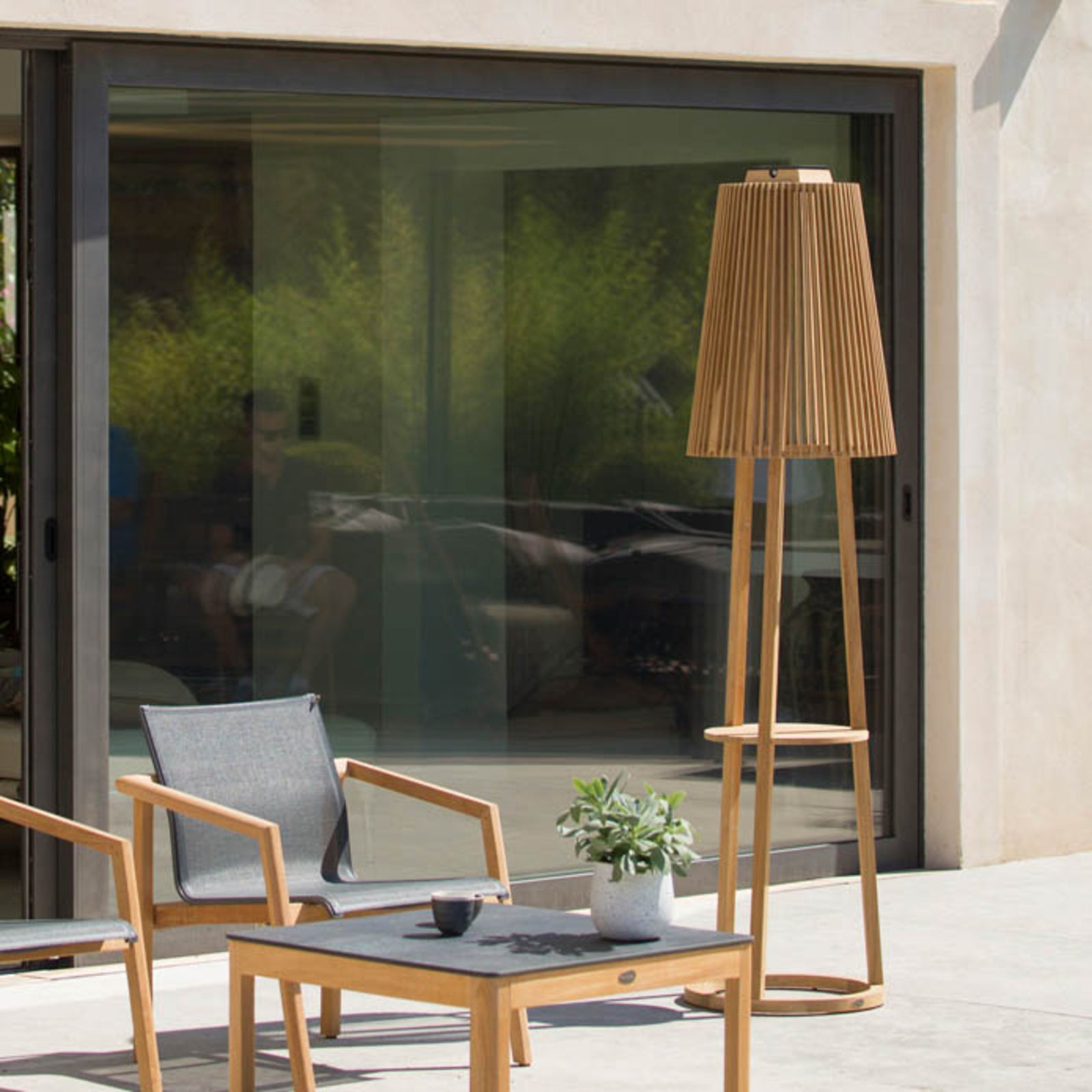 Montert solcellegulvlampe Tecka teak med bevegelsessensor IP55 i hage