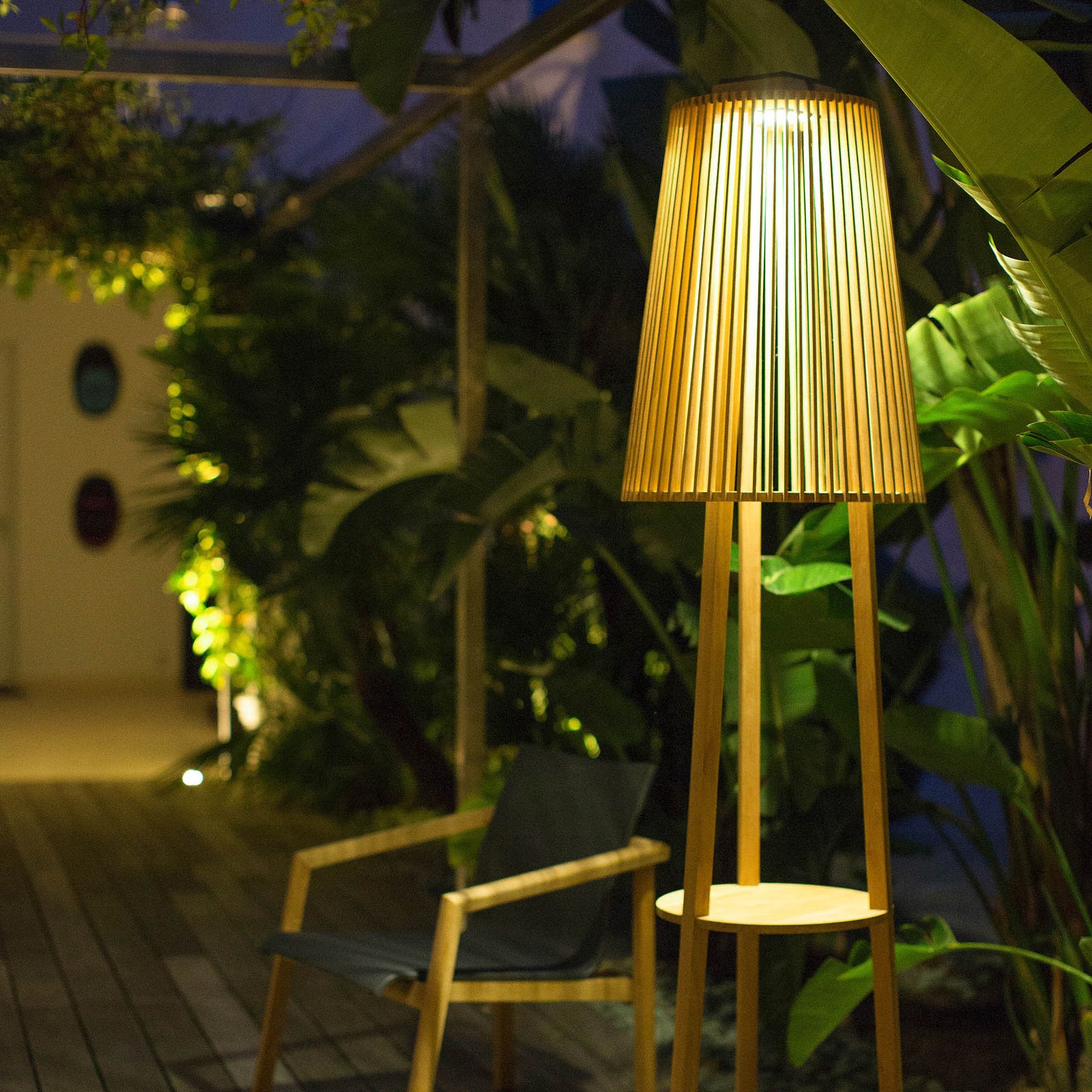 Solcellegulvlampe Tecka teak med bevegelsessensor IP55 - Les Jardins