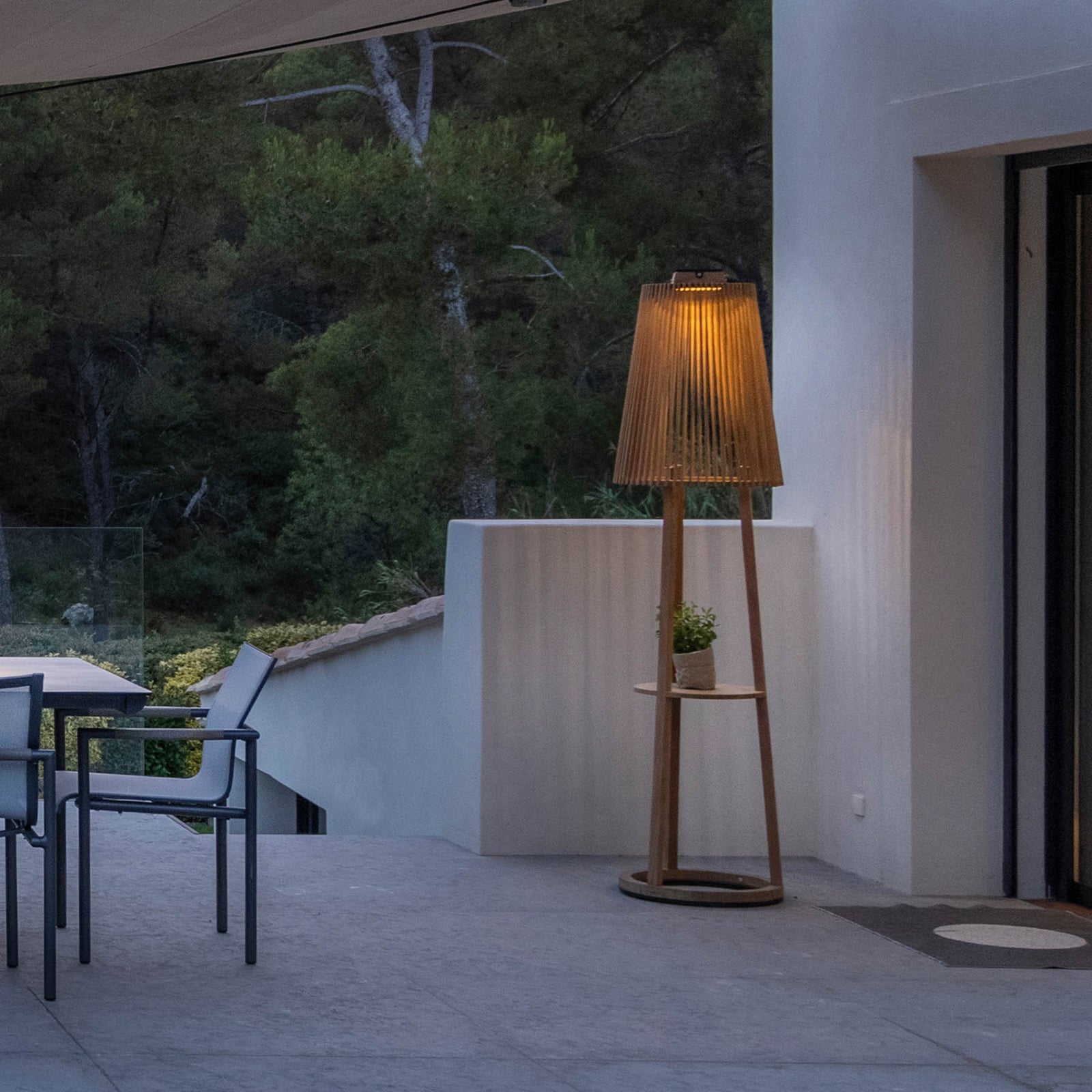 Solcellegulvlampe Tecka teak med bevegelsessensor IP55 - Les Jardins