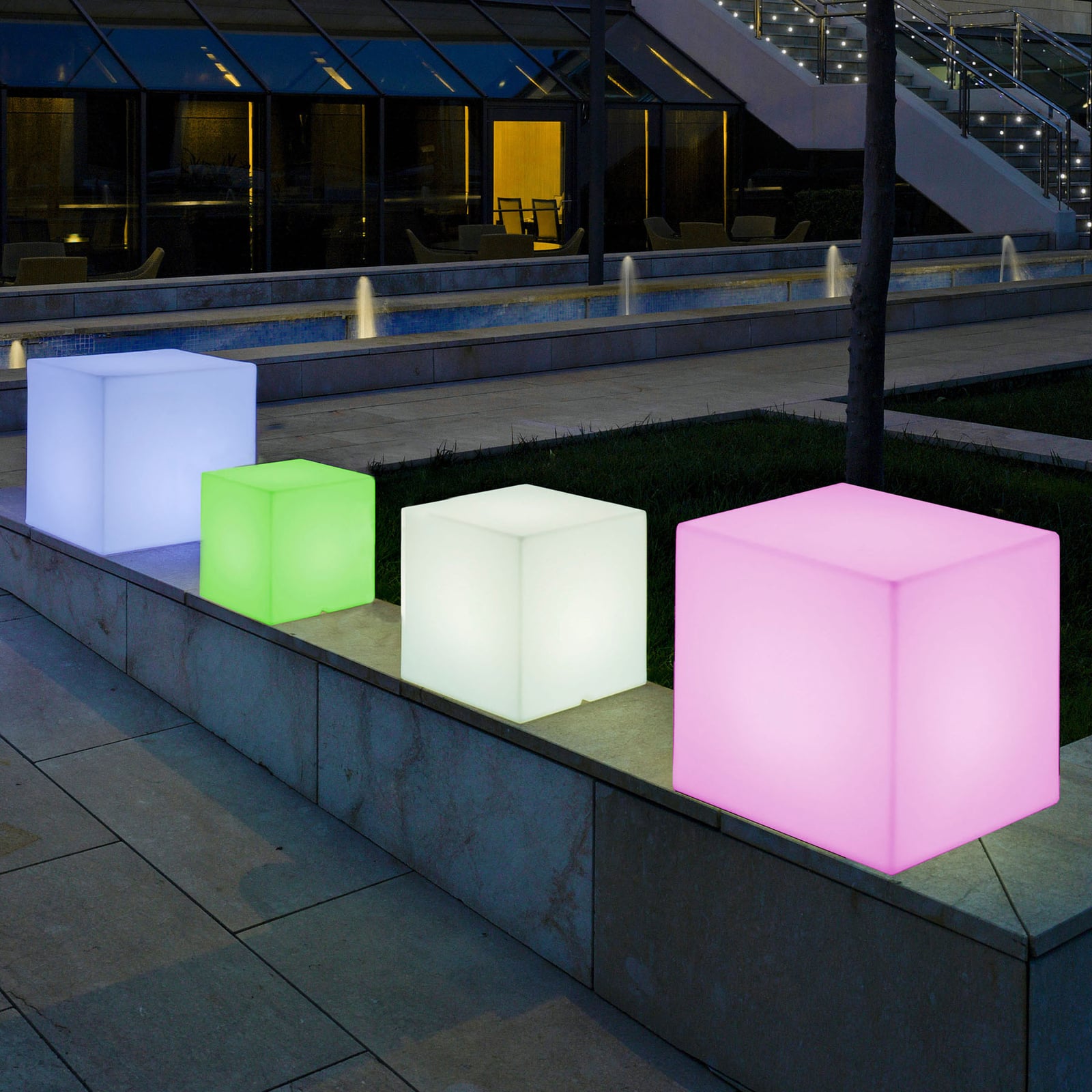 Solcellelampe Cuby kube dimbar RGB IP65 32 cm hvit montert ute