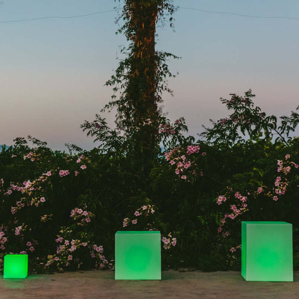 Nærbilde av Solcellelampe Cuby kube dimbar RGB IP65 32 cm hvit