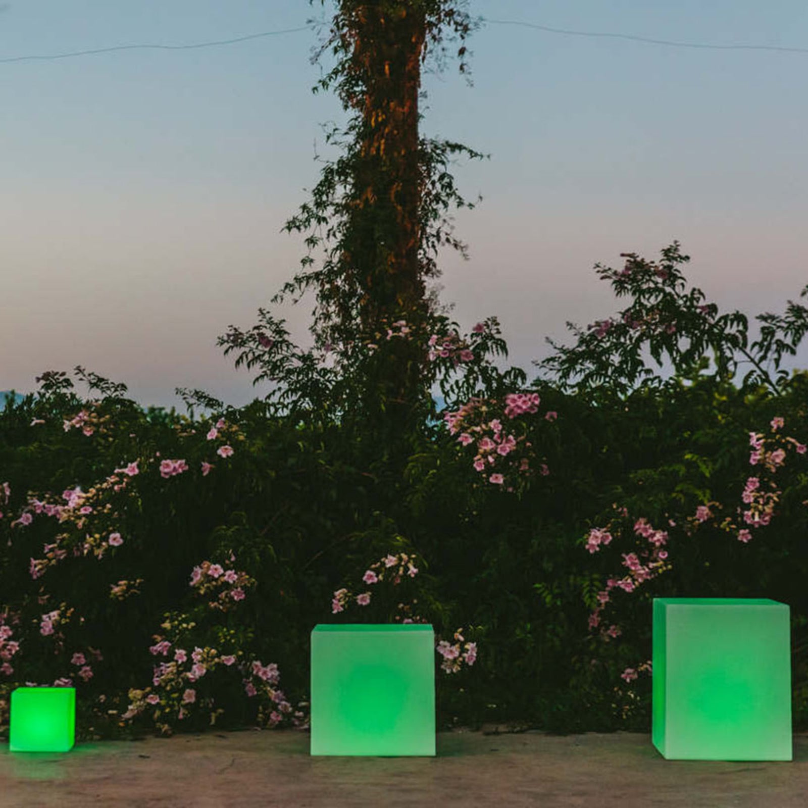 Nærbilde av Solcellelampe Cuby kube dimbar RGB IP65 32 cm hvit
