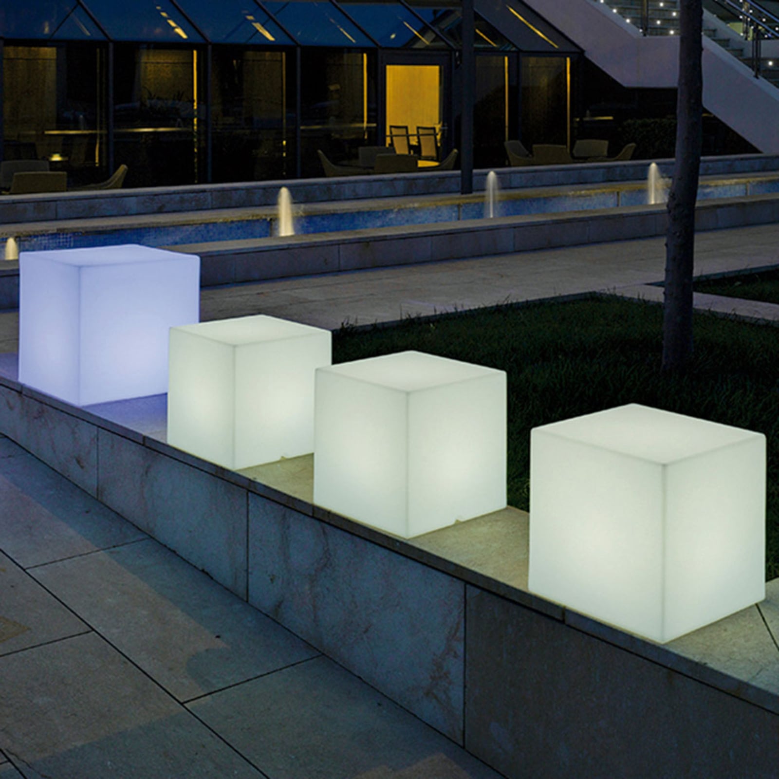 Detaljbilde av Solcellelampe Cuby terning dimbar RGB IP65 43 cm