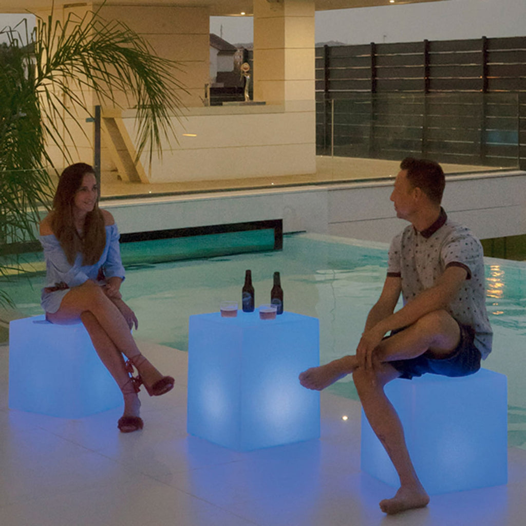 Solcellelampe Cuby terning dimbar RGB IP65 43 cm montert ute