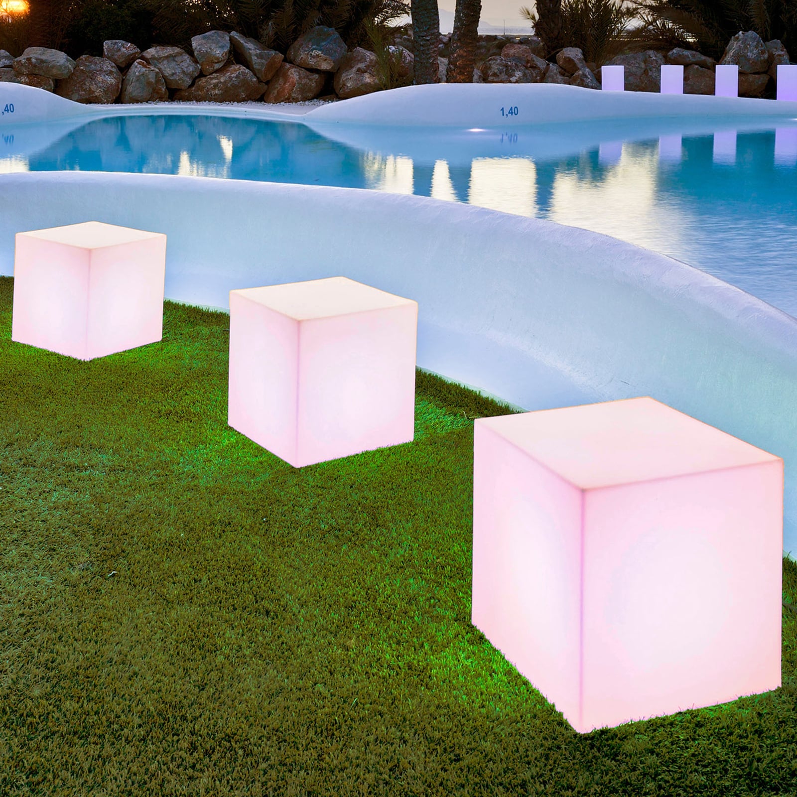 Nærbilde av fjernkontroll til Solcellelampe Cuby terning dimbar RGB IP65 43 cm