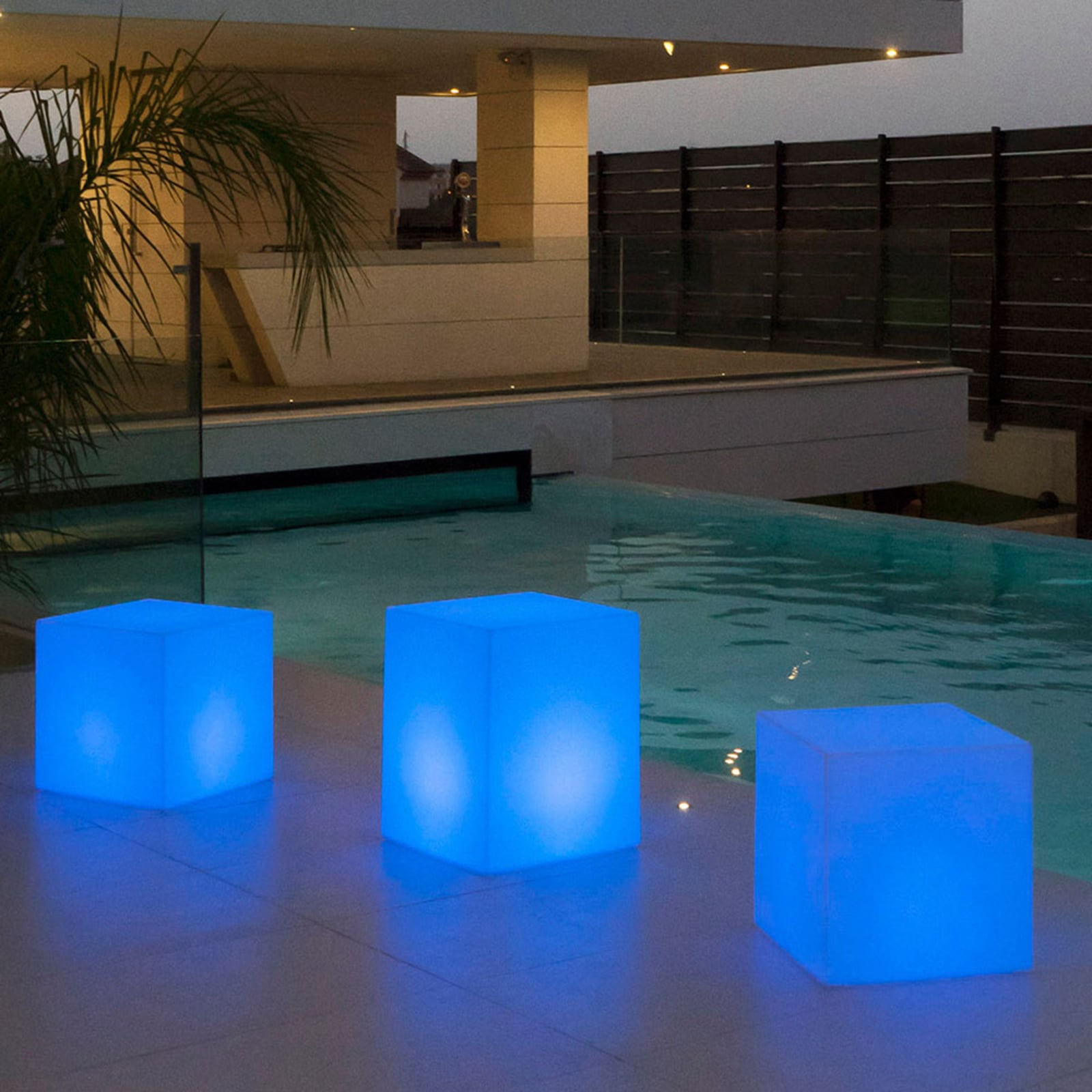 Lysende Solcellelampe Cuby terning dimbar RGB IP65 43 cm i mørket