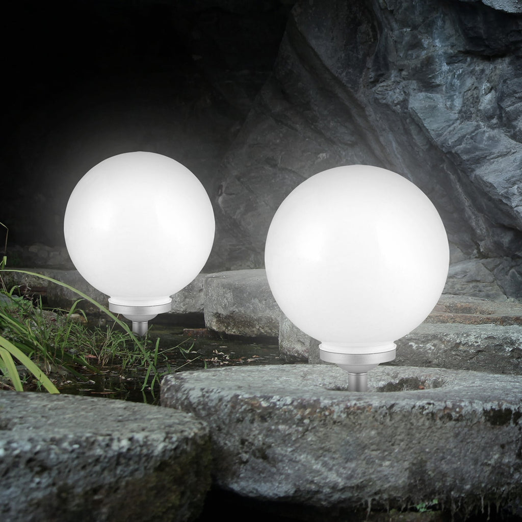 Detalj av solcellelampe kuleformet Celyn med spyd hvit